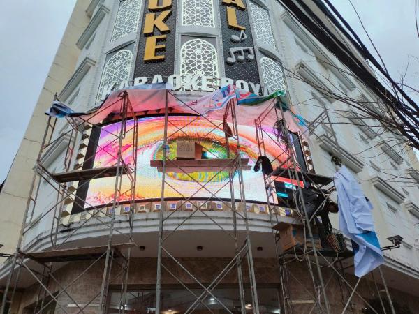 Thi công biển LED lớn tại Karaoke Royal 238 Bùi Tấn Duyên Đà Nẵng